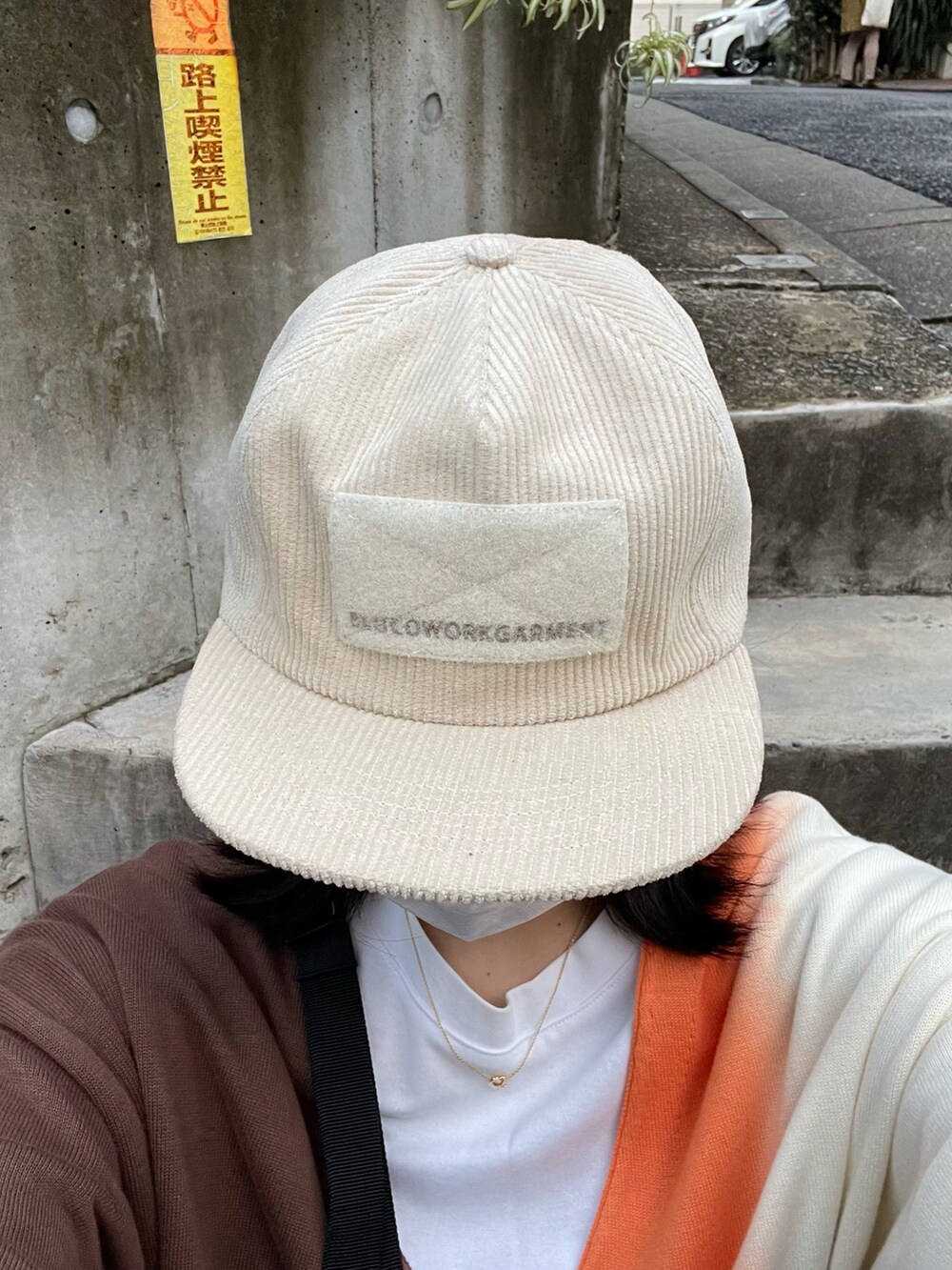 オレンジ系のカーディガン/ボレロ、グリーン系のその他パンツ、ブラック系のスリッポンを着用したレディースの秋コーディネートの2枚目の写真