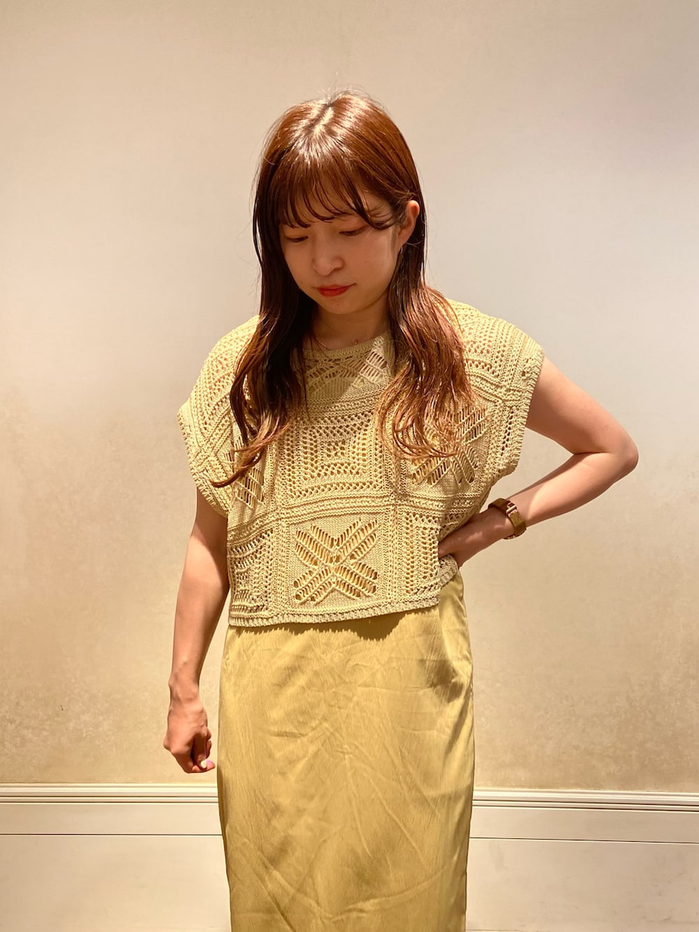 イエロー系のワンピースを着用したレディースの春コーディネートの2枚目の写真