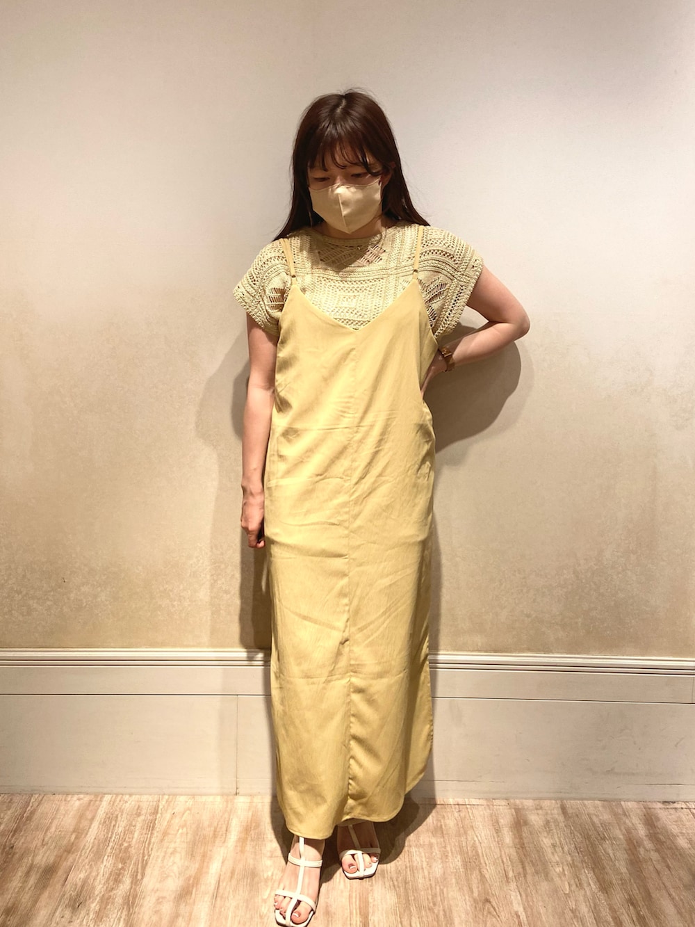 イエロー系のワンピースを着用したレディースの春コーディネートの3枚目の写真