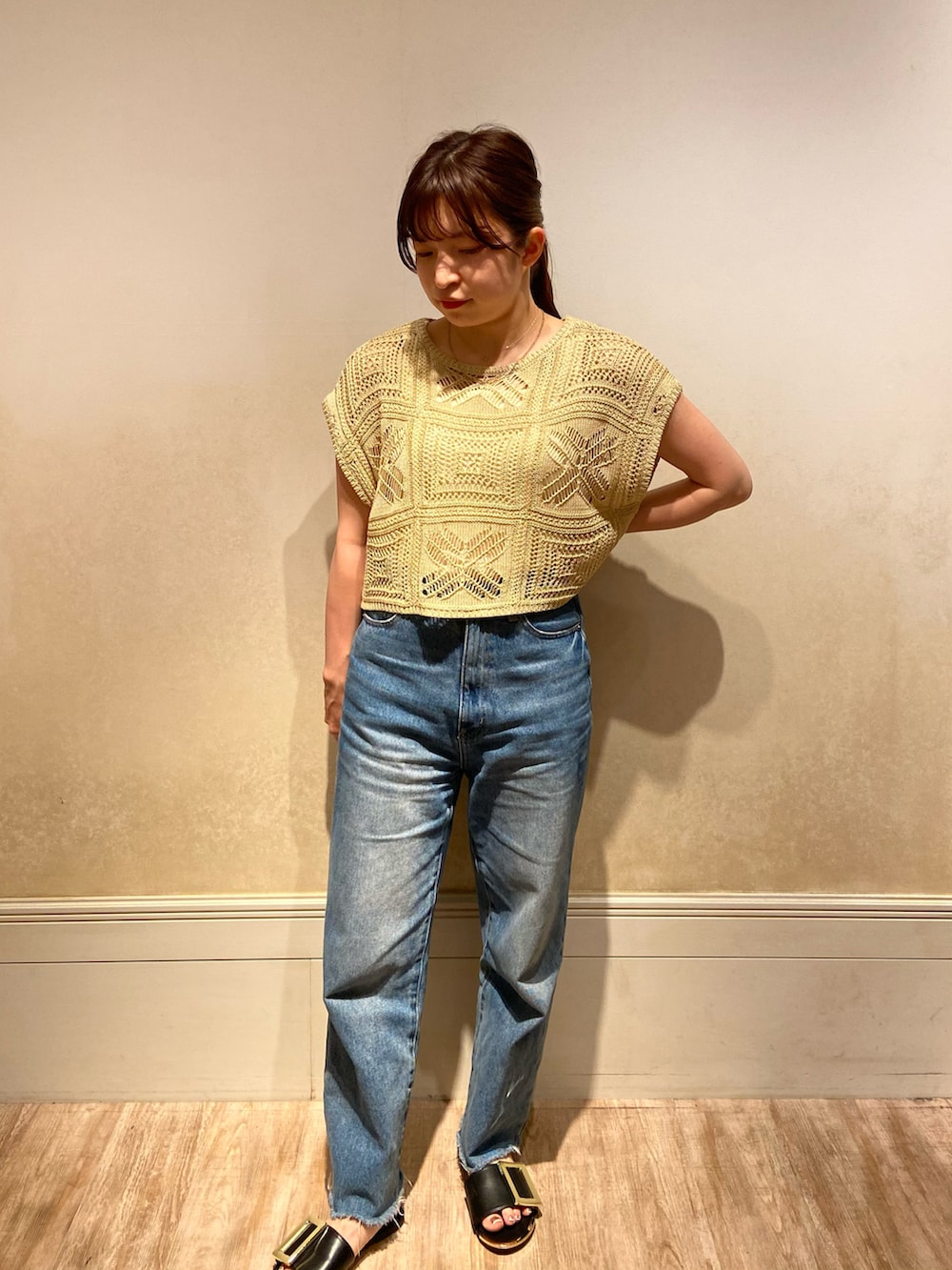 イエロー系のワンピースを着用したレディースの春コーディネートの4枚目の写真