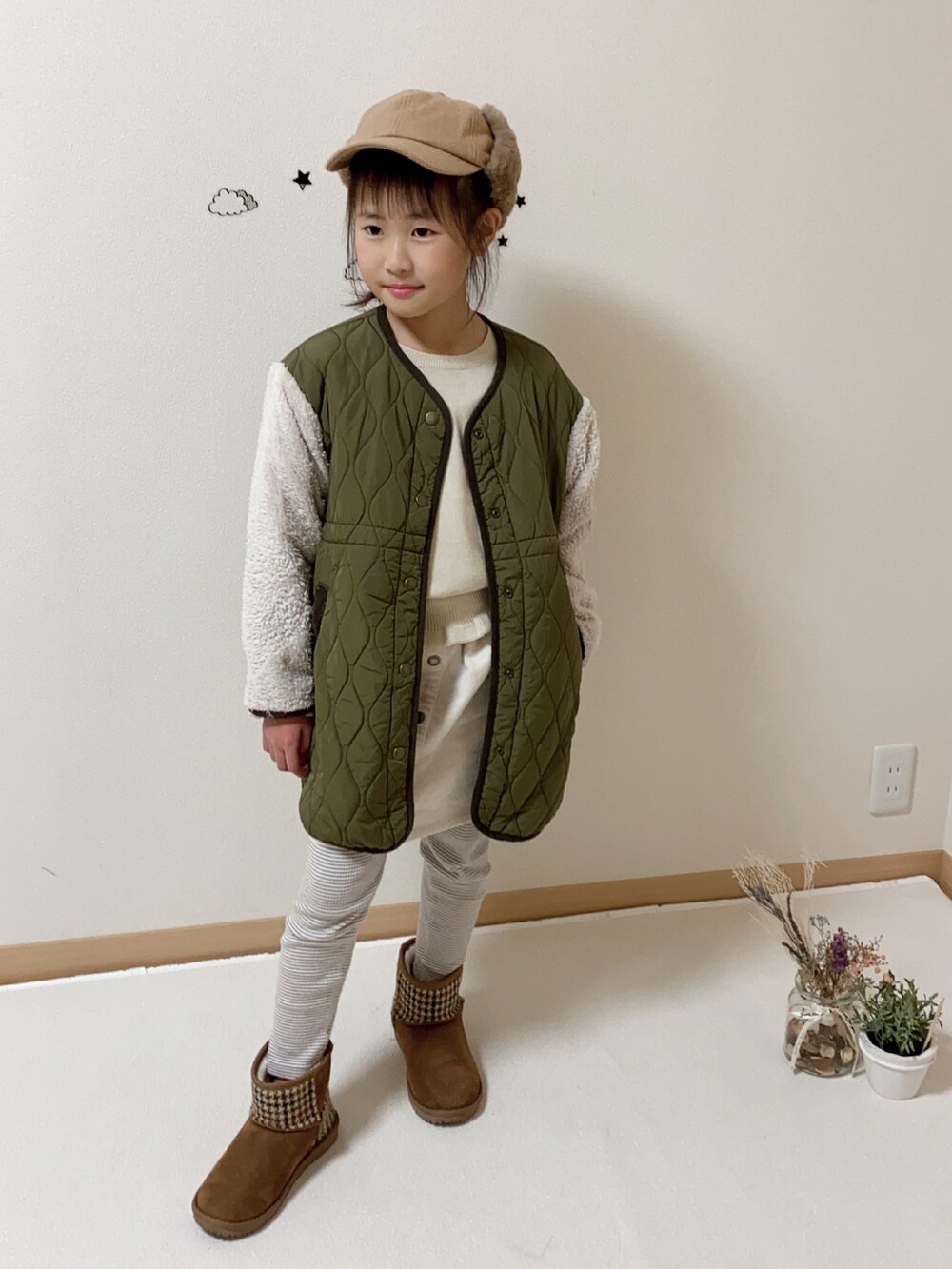 ブラウン系のブーツ、グリーン系のジャケット/アウター、ホワイト系のスカートを着用したキッズの秋コーディネートの3枚目の写真