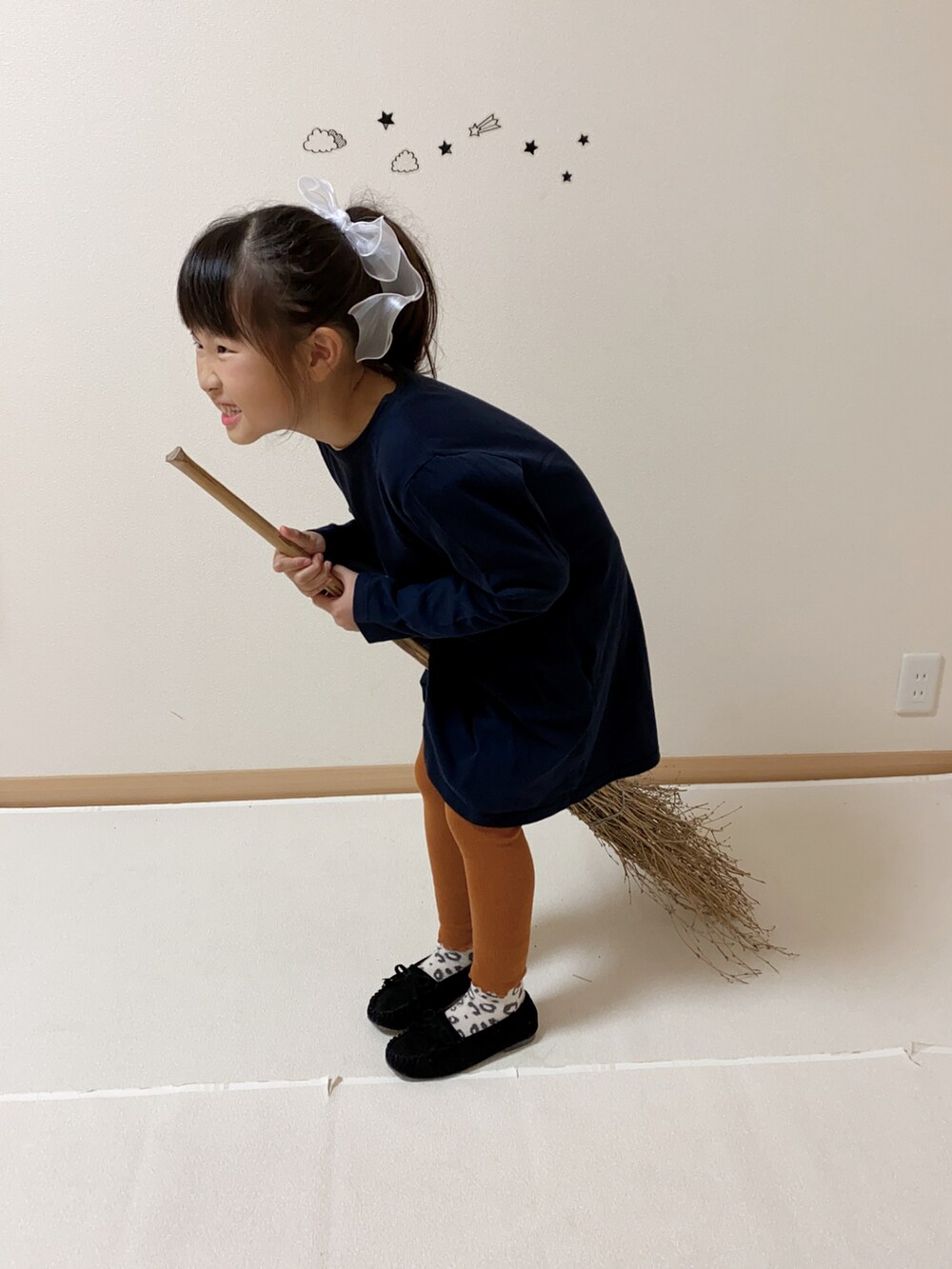 ブラック系のシューズ、ブルー系のワンピース、その他のソックス/靴下を着用したキッズの秋コーディネートの2枚目の写真