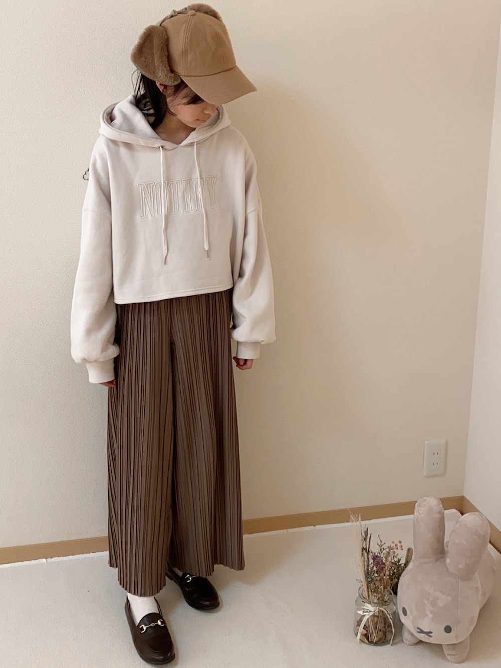 「ビッグシルエット、ワイドパンツ、カラーパンツ、フライトキャップ、あったかコーデ、冬コーデ、ワントーンコーデ、ローファー」｜「GIRBLISHのガーブリッシュ フライト キャップ ATTAKA レディース 帽子 GIRBLISH（キャップ、ベージュ系）」を使った、ko_ai_to🎶さん（キッズ・154cm）の冬コーディネートの2枚目の写真