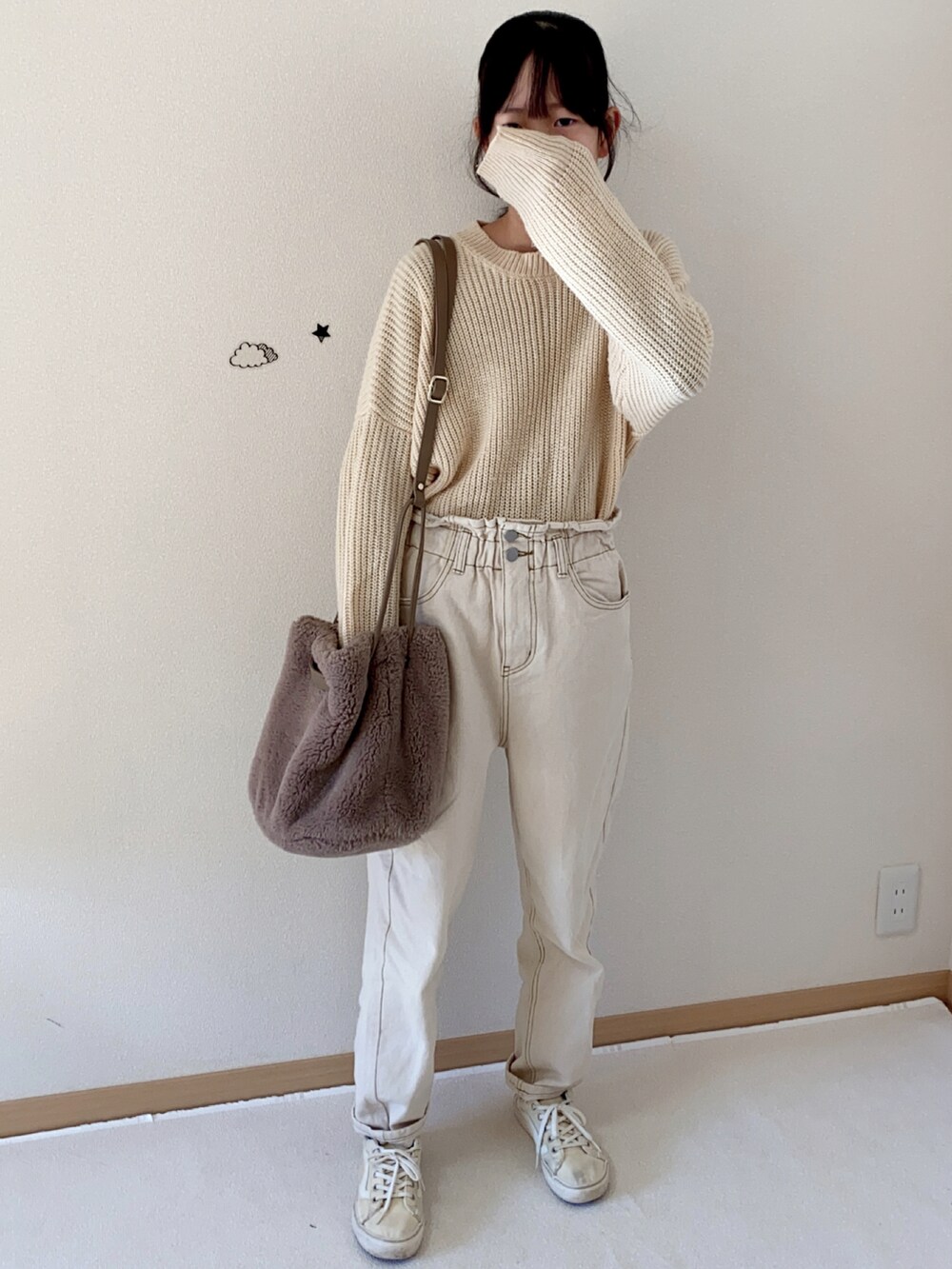 ホワイト系のニット/セーター、ベージュ系のスニーカー、ベージュ系のショルダーバッグを着用したキッズの冬コーディネートの3枚目の写真