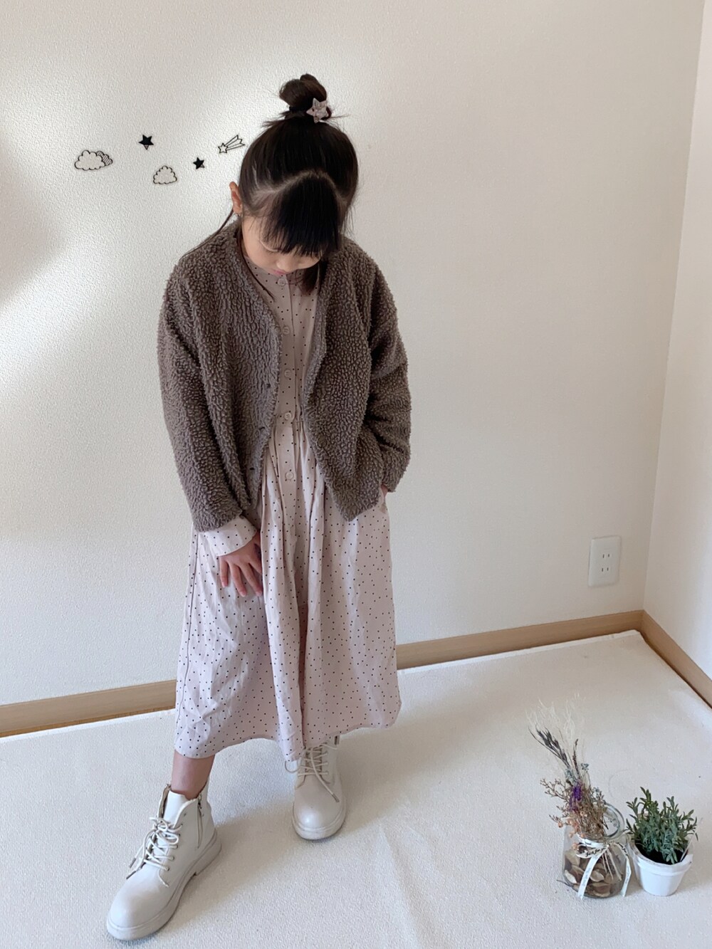 「ワンピース、スカート、ブーツ、冬コーデ、休日スタイル、ブラウン、プチプラ」｜「BRANSHESのドット柄長袖シャツワンピース（ワンピース、ベージュ系）」を使った、ko_ai_to🎶さん（キッズ・125cm）の秋コーディネートの2枚目の写真