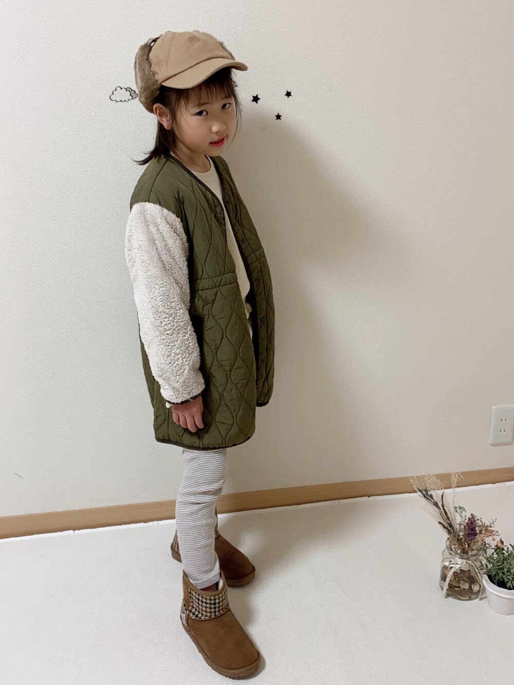 ブラウン系のブーツ、グリーン系のジャケット/アウター、ホワイト系のスカートを着用したキッズの秋コーディネートの2枚目の写真