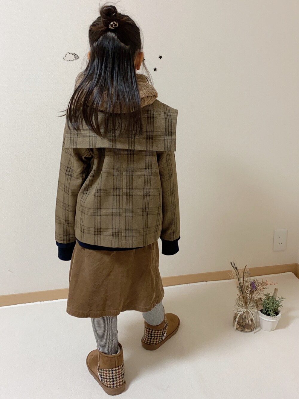 ブルー系のTシャツ/カットソー、ブラウン系のテーラードジャケット、ブラウン系のブーツを着用したキッズの冬コーディネートの2枚目の写真