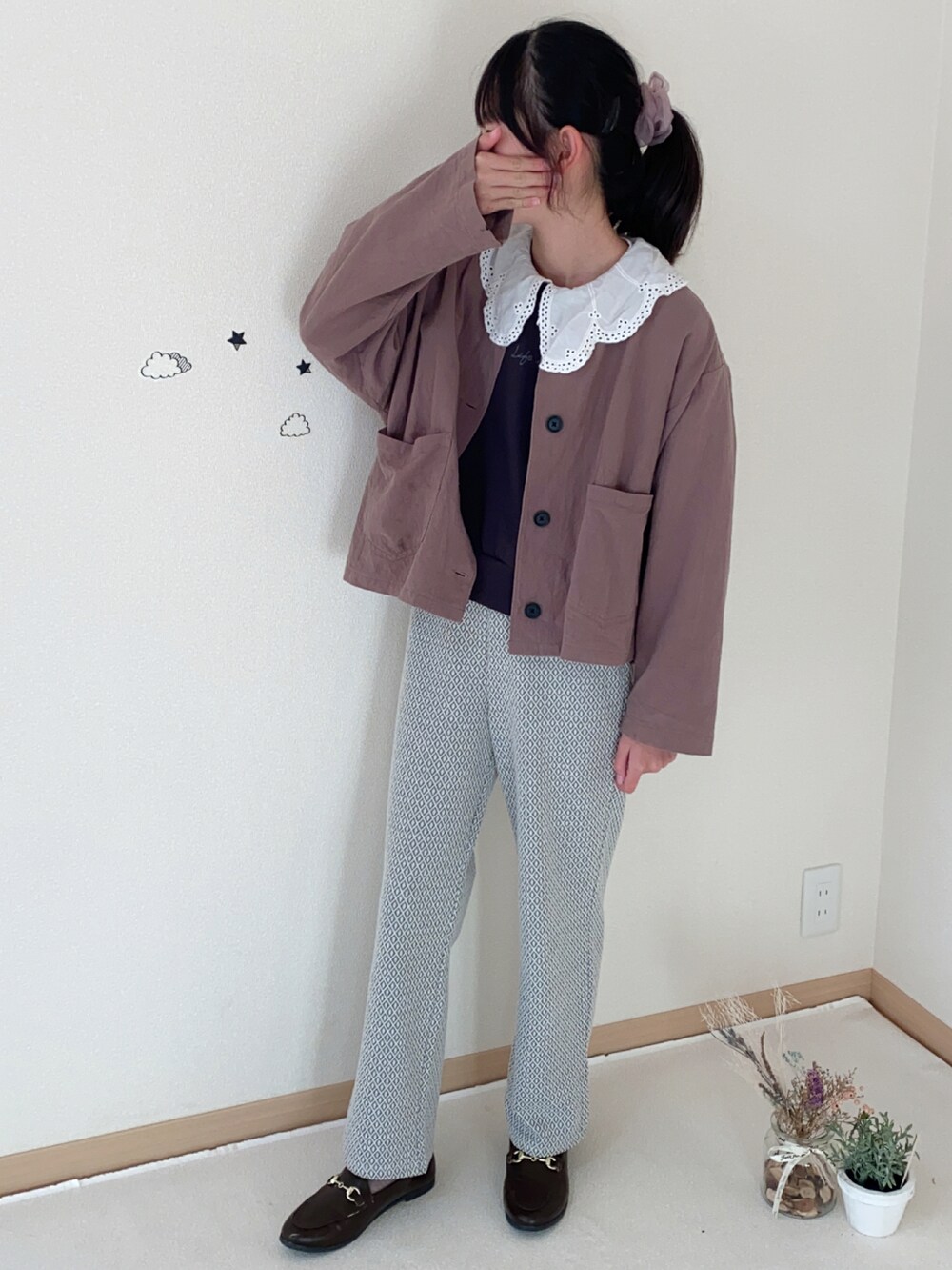 ホワイト系のその他パンツ、ベージュ系のノーカラージャケット、グレー系のその他トップスを着用したキッズの秋コーディネートの2枚目の写真