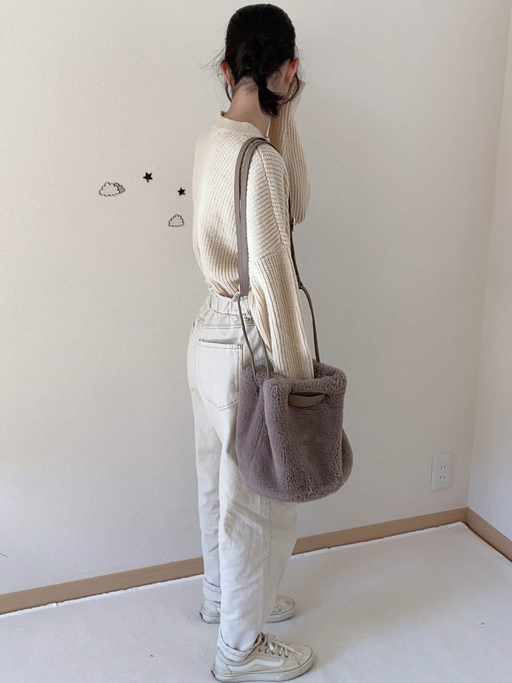 ホワイト系のニット/セーター、ベージュ系のスニーカー、ベージュ系のショルダーバッグを着用したキッズの冬コーディネートの2枚目の写真