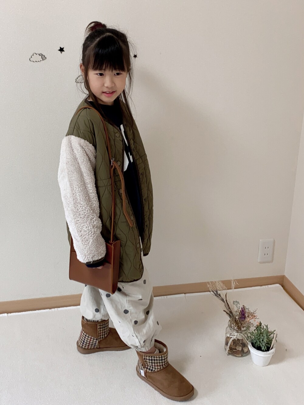 ブルー系のTシャツ/カットソー、ホワイト系のチノパンツ、ブラウン系のブーツを着用したキッズの秋コーディネートの2枚目の写真