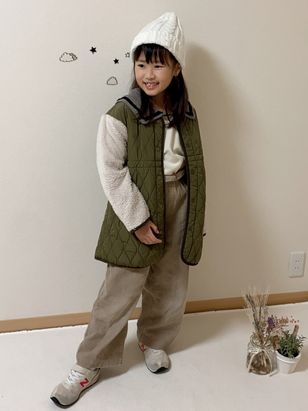 ベージュ系のスニーカー、グリーン系のジャケット/アウター、ホワイト系のスウェットを着用したキッズの冬コーディネートの3枚目の写真
