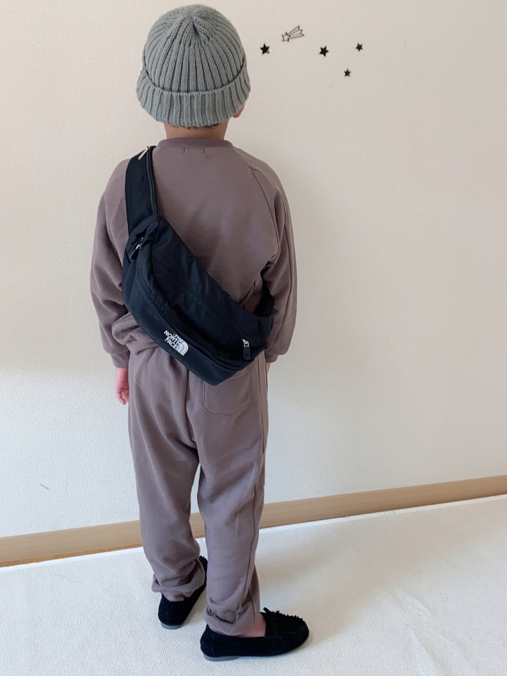 「スウェットパンツ、セットアップ、ニット帽、めがね、スニーカーコーデ、休日スタイル、ブラウン、プチプラ、THE NORTH FACE、シンプルコーデ」｜「THE NORTH FACEのTHE NORTH FACE Sweep スウィープ NM71904（ショルダーバッグ、ブラック系）」を使った、ko_ai_to🎶さん（キッズ・110cm）の秋コーディネートの3枚目の写真