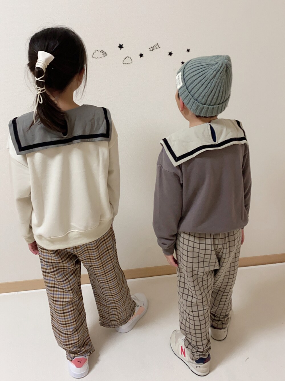 「ニット帽、スニーカーコーデ、休日スタイル、ブラウン、プチプラ、チェック柄に恋してる、めがね」｜「pairmanonの【万能スウェット】裏毛 セーラーカラートレーナー ユニセックス（スウェット、ホワイト系）」を使った、ko_ai_to🎶さん（キッズ・125cm）の秋コーディネートの2枚目の写真