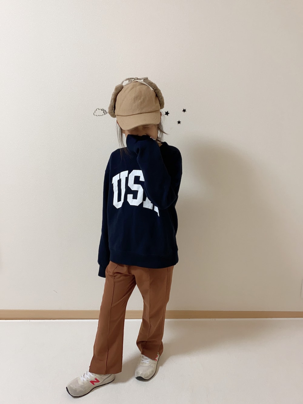 ブラウン系のその他パンツ、ブルー系のデニムジャケット、ブルー系のTシャツ/カットソーを着用したキッズの秋コーディネートの2枚目の写真