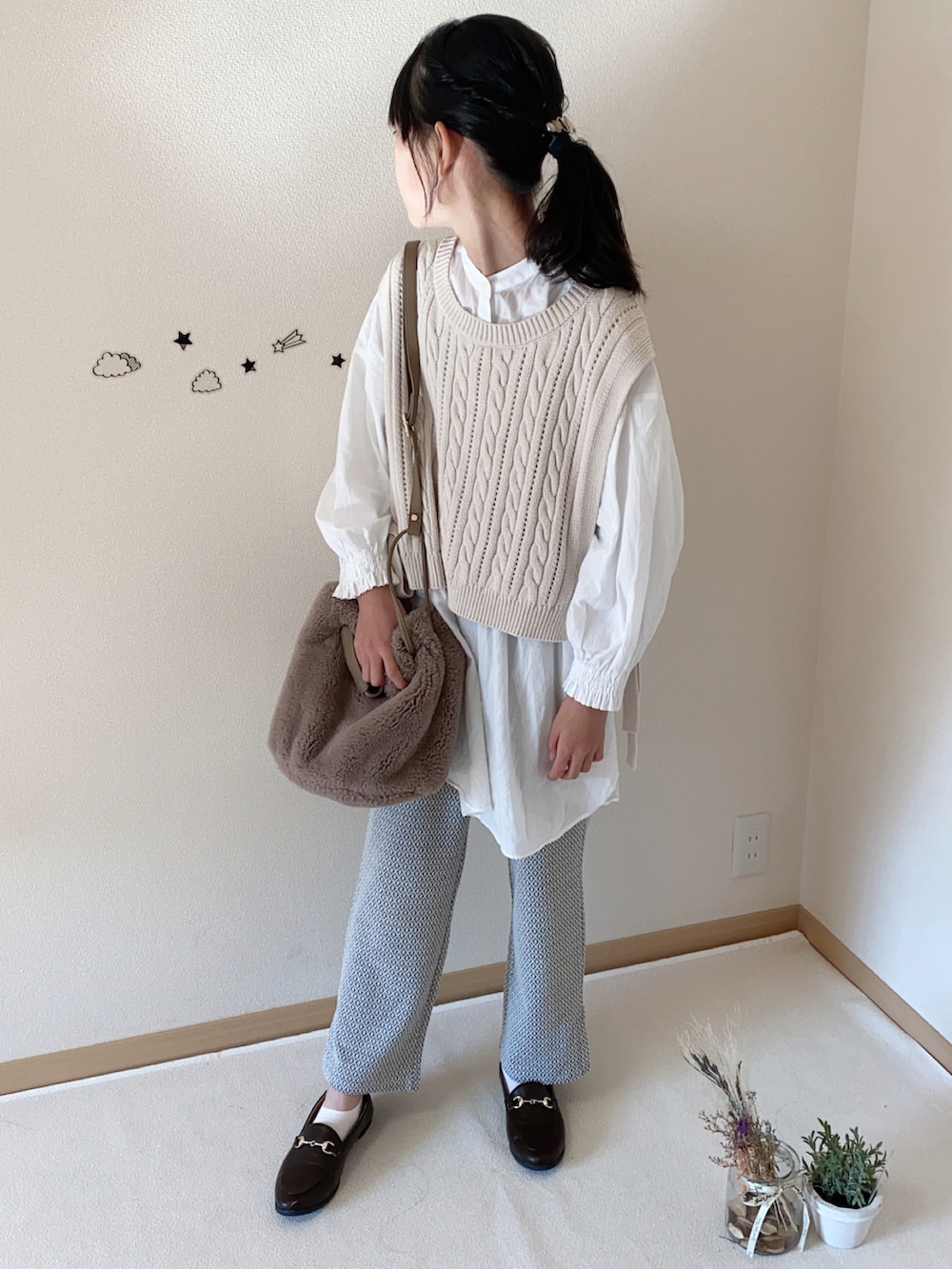 ホワイト系のその他パンツ、ブラウン系のローファー、ホワイト系のシャツ/ブラウスを着用したキッズの秋コーディネートの2枚目の写真