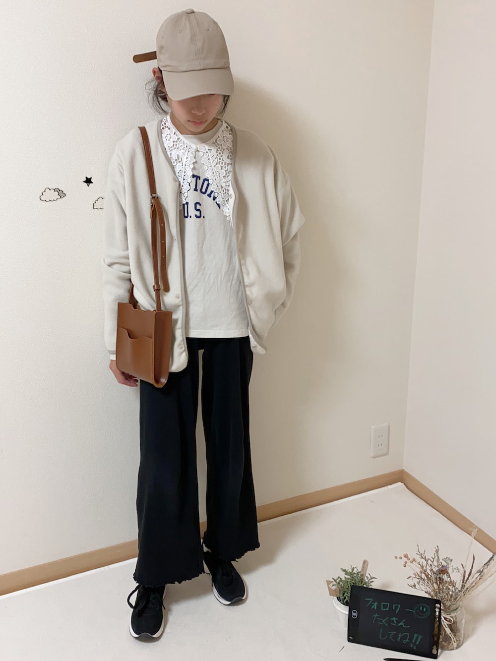 ホワイト系のカーディガン/ボレロ、ホワイト系のTシャツ/カットソー、ブラック系のその他パンツを着用したキッズの秋コーディネートの2枚目の写真