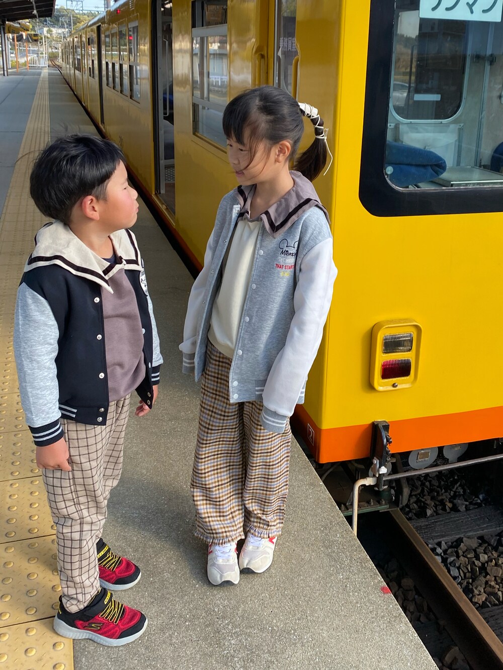 「ニット帽、スニーカーコーデ、休日スタイル、ブラウン、プチプラ、チェック柄に恋してる、めがね」｜「pairmanonの【万能スウェット】裏毛 セーラーカラートレーナー ユニセックス（スウェット、ホワイト系）」を使った、ko_ai_to🎶さん（キッズ・125cm）の秋コーディネートの3枚目の写真