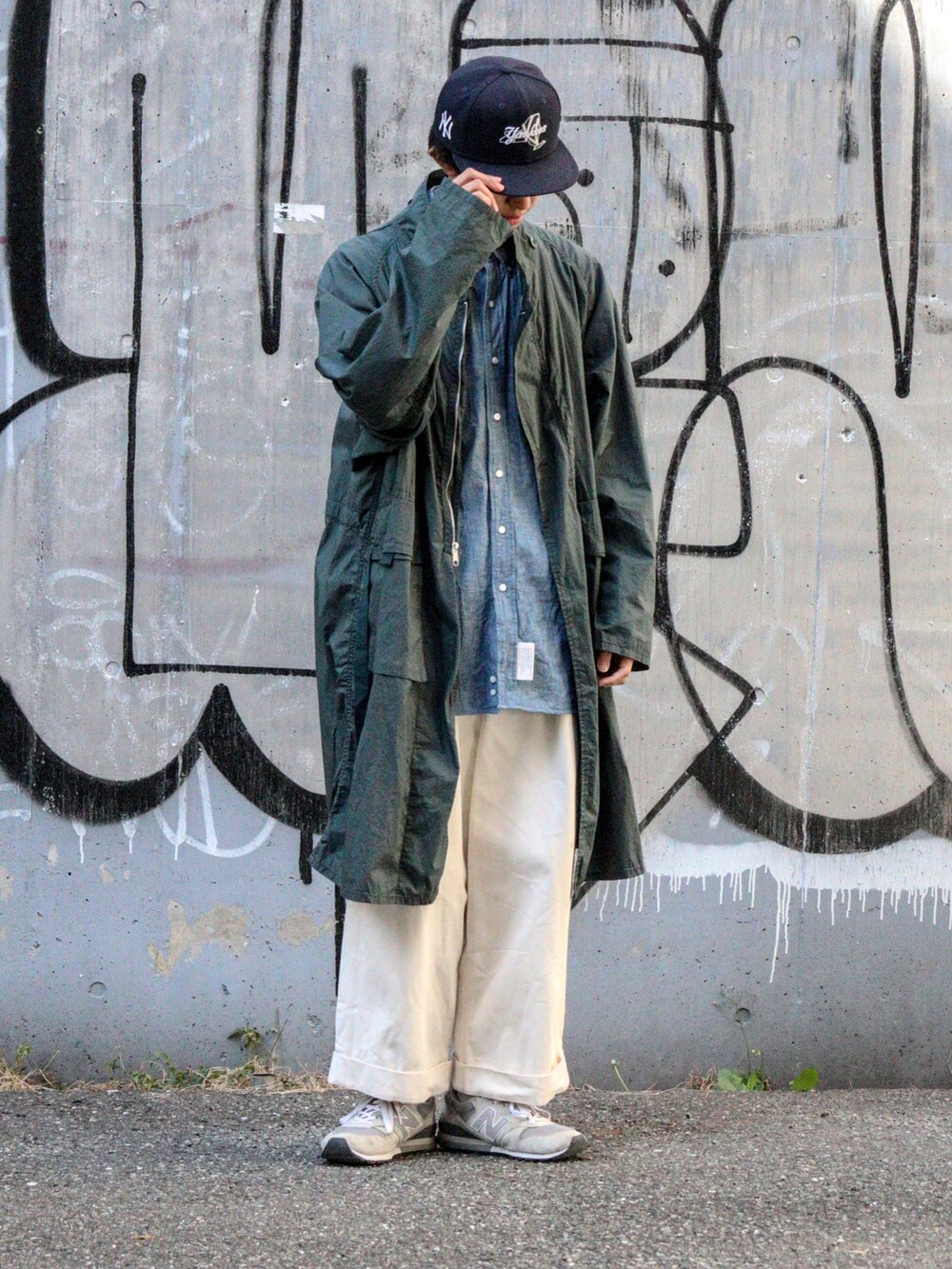 ブルー系のシャツ/ブラウス、グリーン系のモッズコート、ホワイト系のチノパンツを着用したメンズの冬コーディネートの3枚目の写真