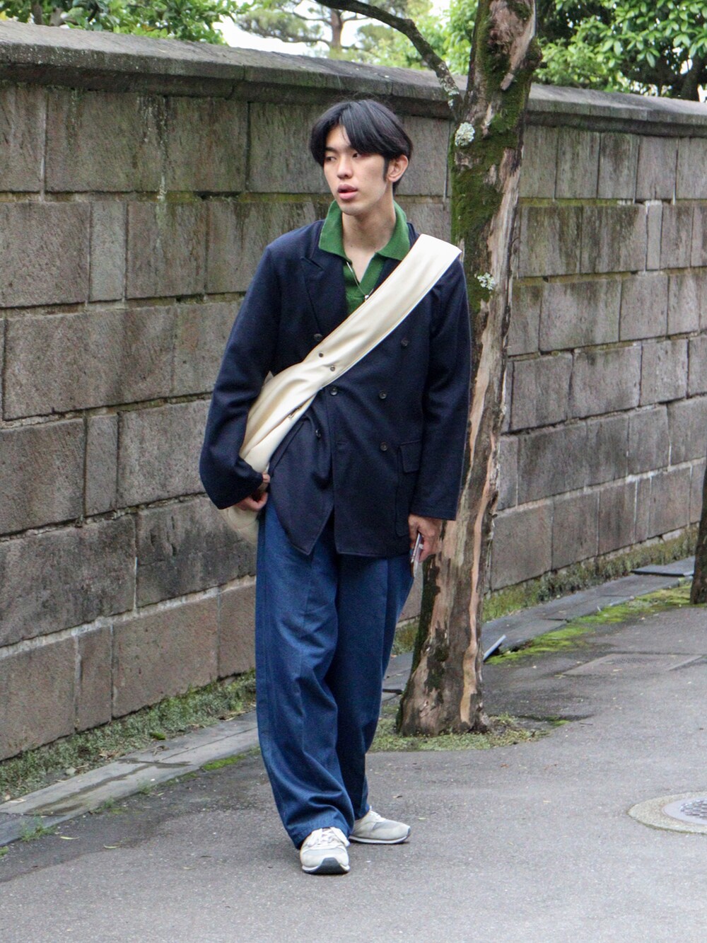 「お出かけコーデ日記、スニーカー、ビタミンカラー、ジャケット、ショルダーバッグ」｜「markaのmarka / マーカ：W.B SHIRT JACKET - 2/48 wool soft serge -：M22C-07JK01C[COR]（テーラードジャケット、ブルー系）」を使った、たあさん（メンズ・178cm）の春コーディネートの2枚目の写真