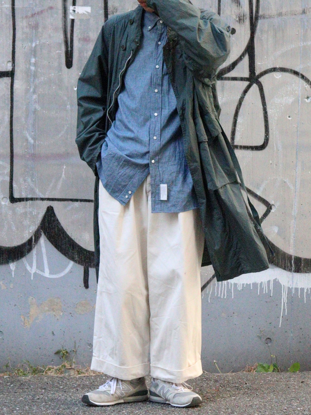 ブルー系のシャツ/ブラウス、グリーン系のモッズコート、ホワイト系のチノパンツを着用したメンズの冬コーディネートの4枚目の写真