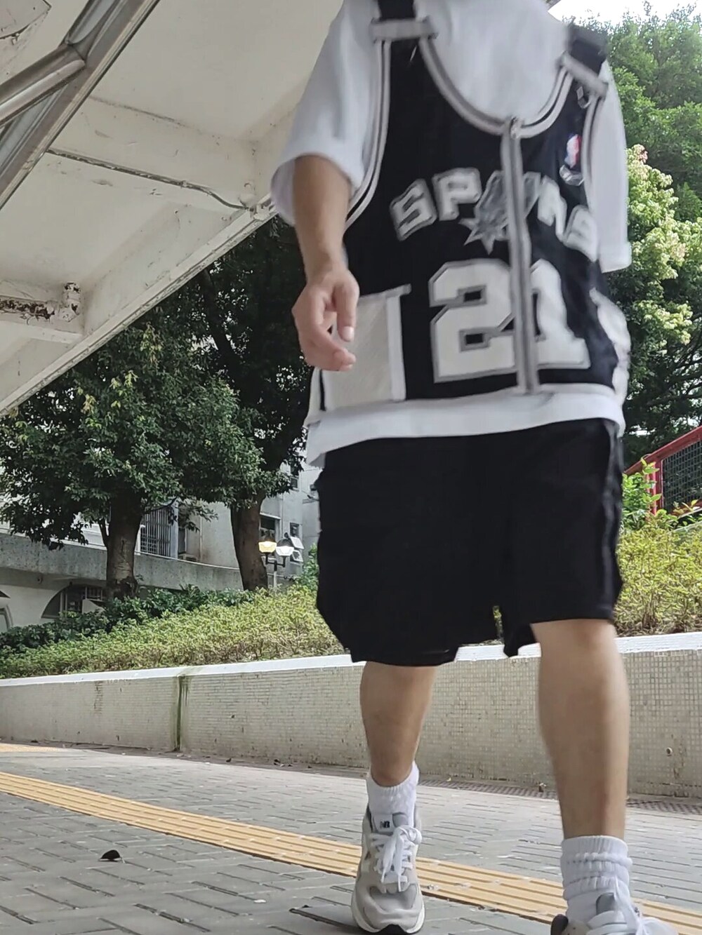 ブラック系のカーゴパンツ、グレー系のスニーカー、ブラック系のジャージを着用したメンズの夏コーディネートの3枚目の写真