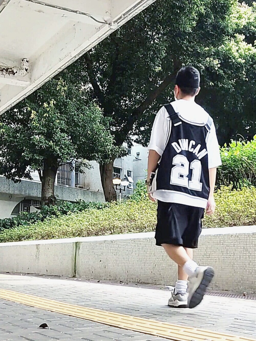 ブラック系のカーゴパンツ、グレー系のスニーカー、ブラック系のジャージを着用したメンズの夏コーディネートの2枚目の写真