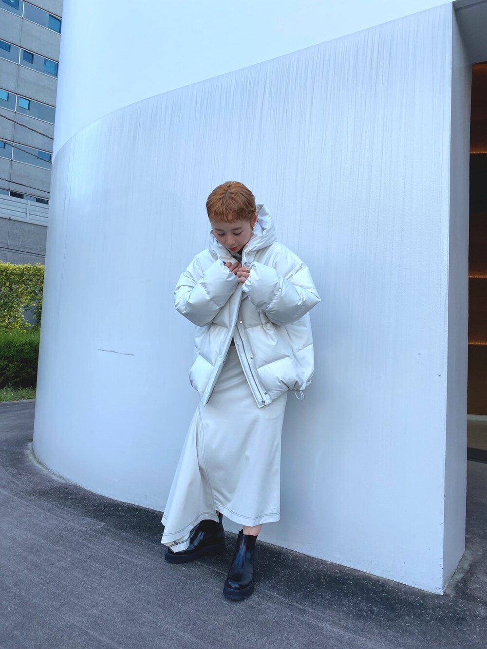 ホワイト系のダウンジャケット/コート、ホワイト系のスカートを着用したレディースの秋コーディネートの2枚目の写真