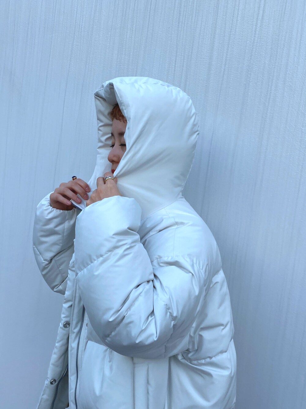 ホワイト系のダウンジャケット/コート、ホワイト系のスカートを着用したレディースの秋コーディネートの3枚目の写真