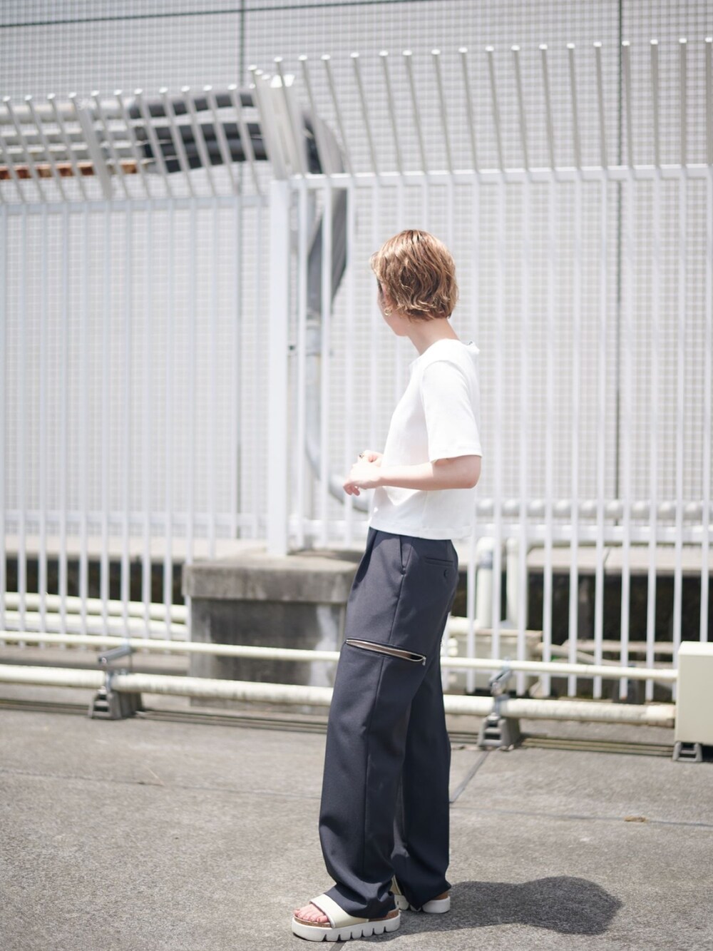 ホワイト系のTシャツ/カットソーを着用したレディースの夏コーディネートの3枚目の写真