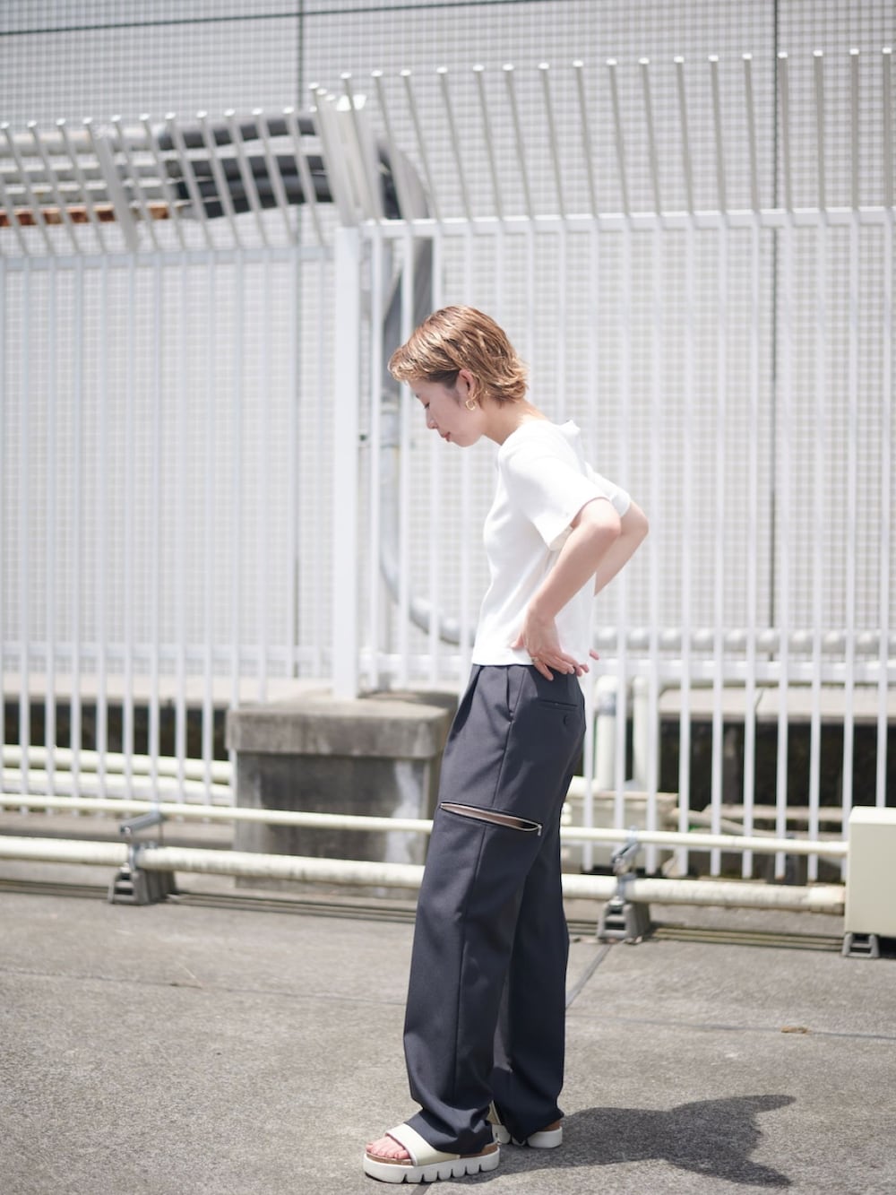 ホワイト系のTシャツ/カットソーを着用したレディースの夏コーディネートの4枚目の写真