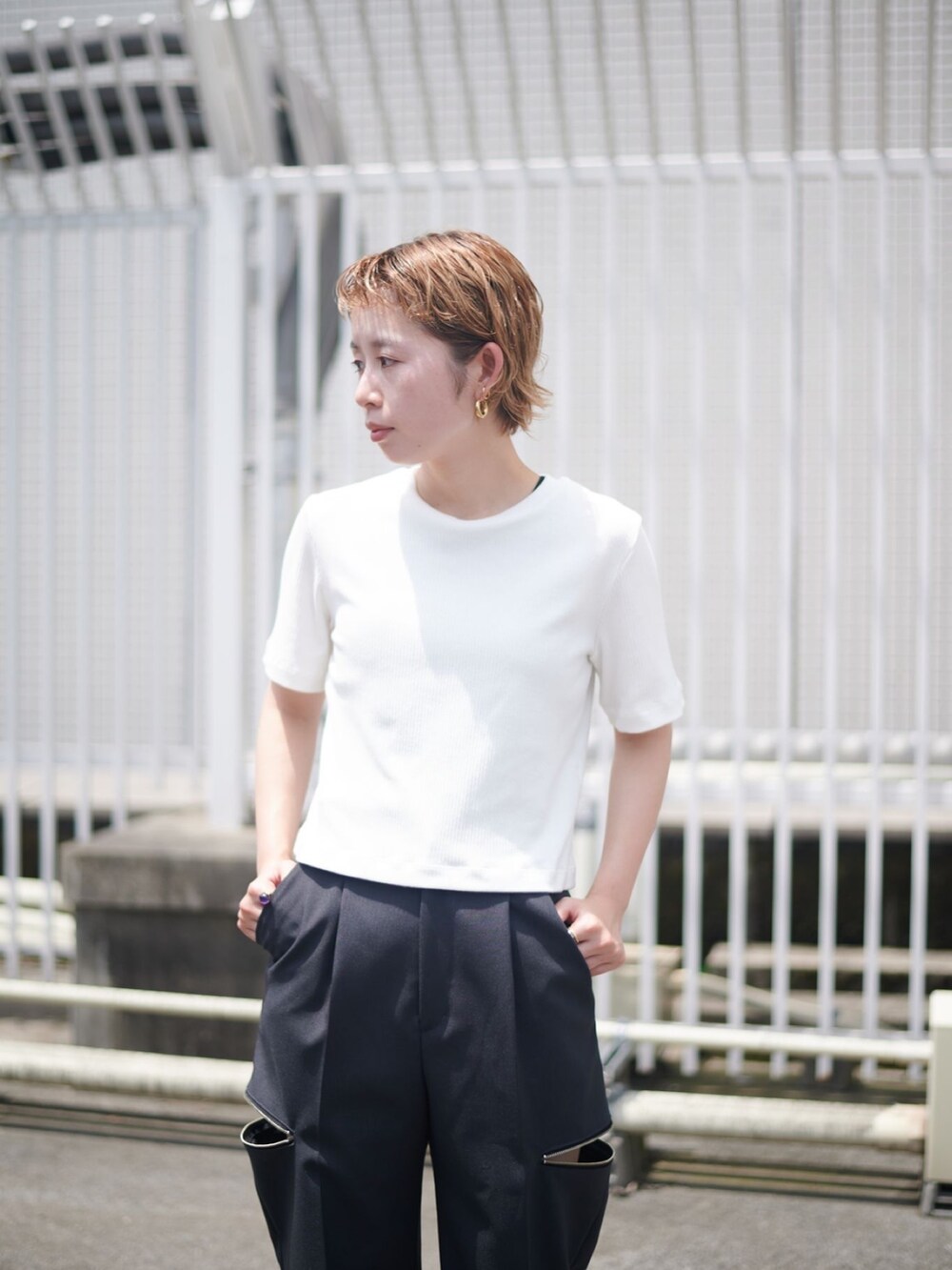 ホワイト系のTシャツ/カットソーを着用したレディースの夏コーディネートの5枚目の写真