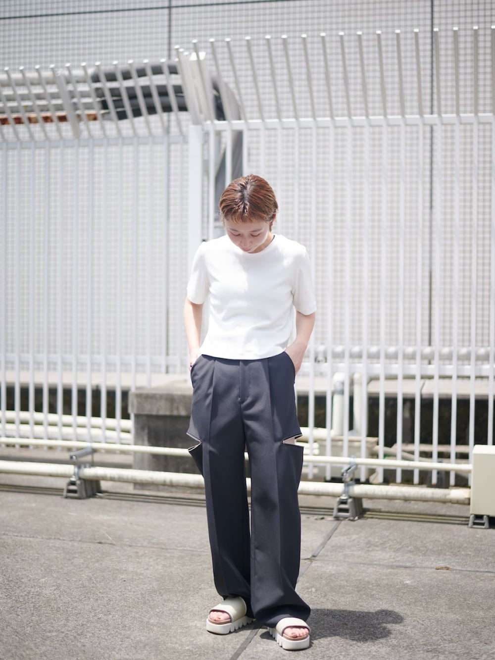 ホワイト系のTシャツ/カットソーを着用したレディースの夏コーディネートの2枚目の写真