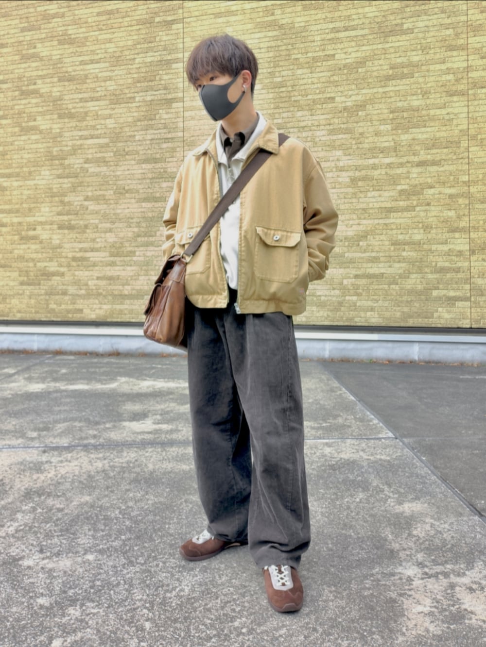 ベージュ系のブルゾン、ベージュ系のスウェット、ブラウン系のシャツ/ブラウスを着用したメンズの冬コーディネートの3枚目の写真