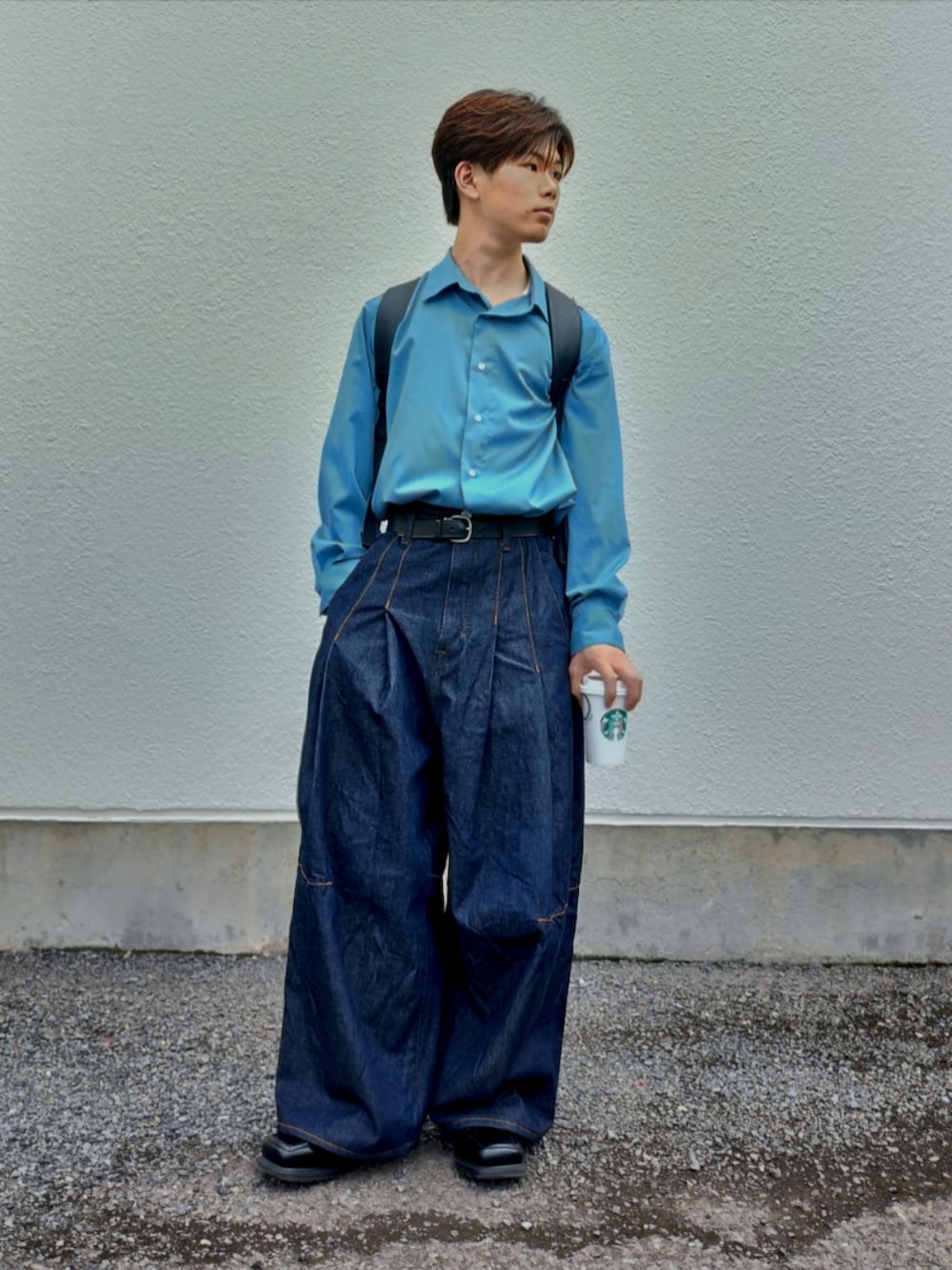 ブルー系のシャツ/ブラウス、ブルー系のデニムパンツ、ブラック系のその他シューズを着用したメンズの夏コーディネートの2枚目の写真
