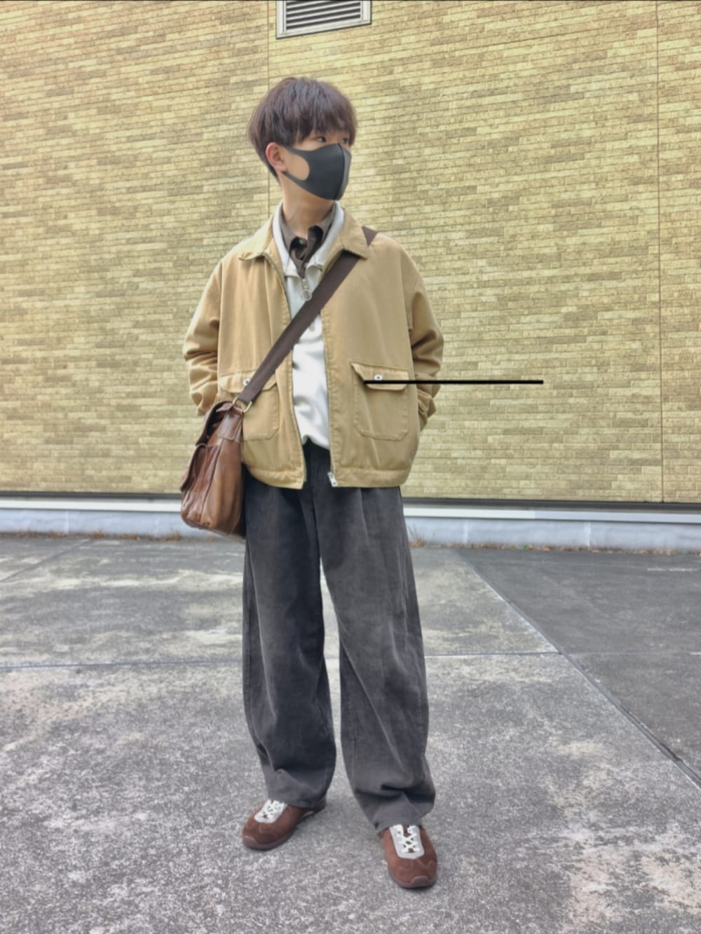 ベージュ系のブルゾン、ベージュ系のスウェット、ブラウン系のシャツ/ブラウスを着用したメンズの冬コーディネートの2枚目の写真