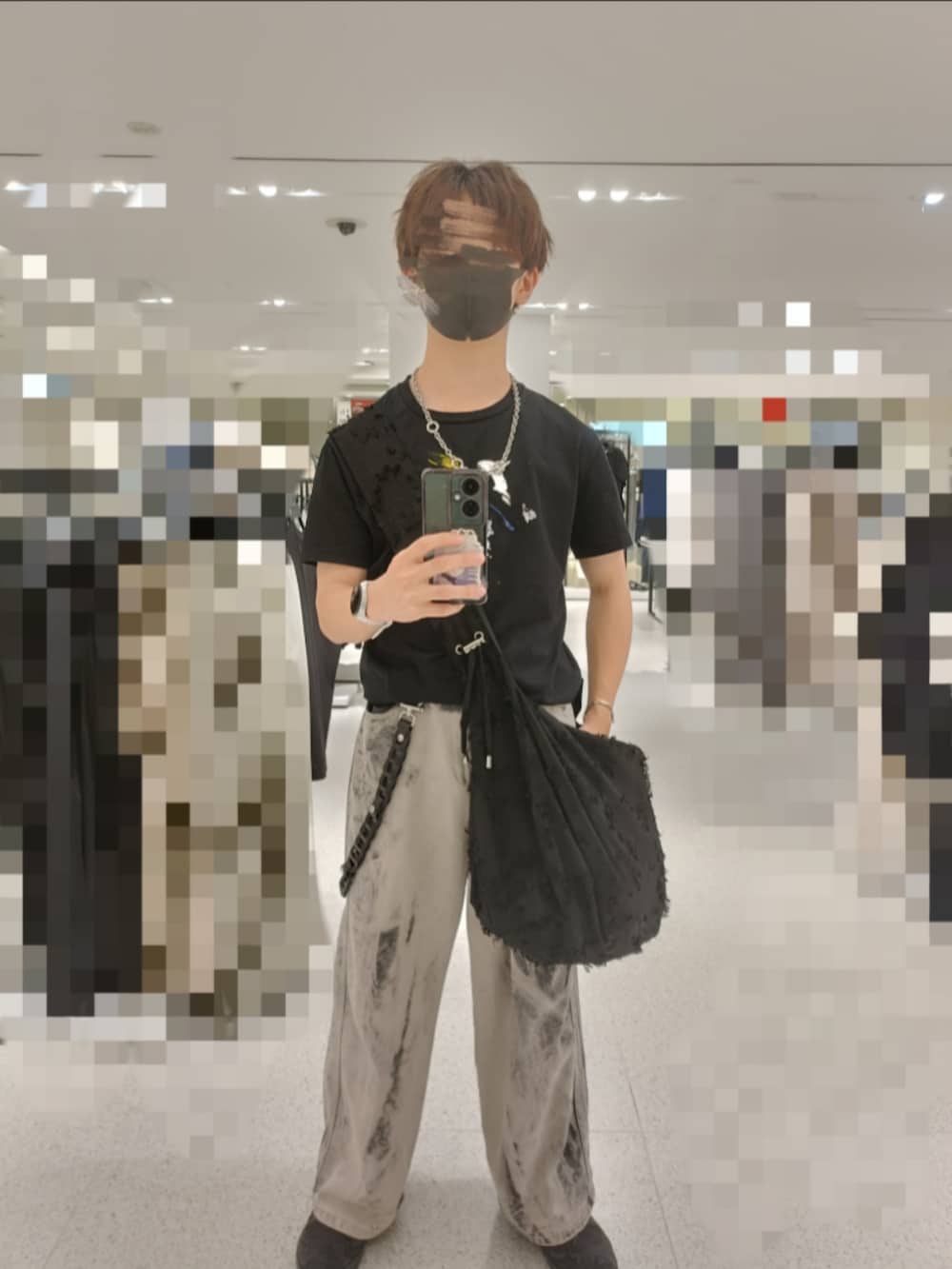 「device、SALOMON、showtime、Spielio、モノトーンコーデ、serace」｜「Shoowtimeのブリーチングハードウォッシュワイドストレートデニムパンツ（デニムパンツ、グレー系）」を使った、photo.cake4869さん（骨格ウェーブ・メンズ・165cm）の夏コーディネートの2枚目の写真