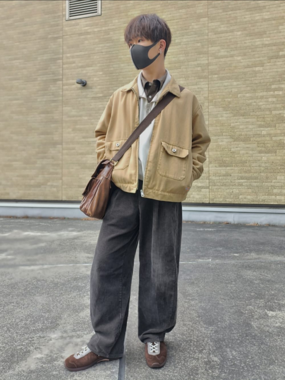 ベージュ系のブルゾン、ベージュ系のスウェット、ブラウン系のシャツ/ブラウスを着用したメンズの冬コーディネートの4枚目の写真