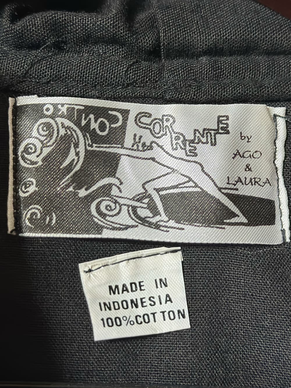 ベージュ系のマウンテンパーカー、グレー系のスラックス、ブラウン系のモカシン/デッキシューズを着用したメンズの冬コーディネートの4枚目の写真