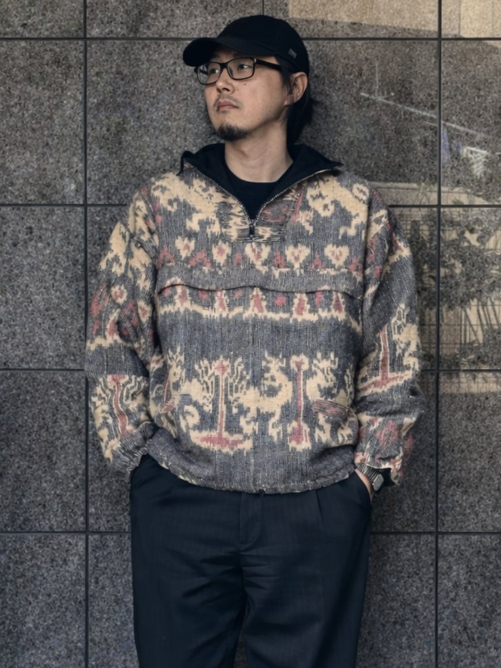 ベージュ系のマウンテンパーカー、グレー系のスラックス、ブラウン系のモカシン/デッキシューズを着用したメンズの冬コーディネートの3枚目の写真