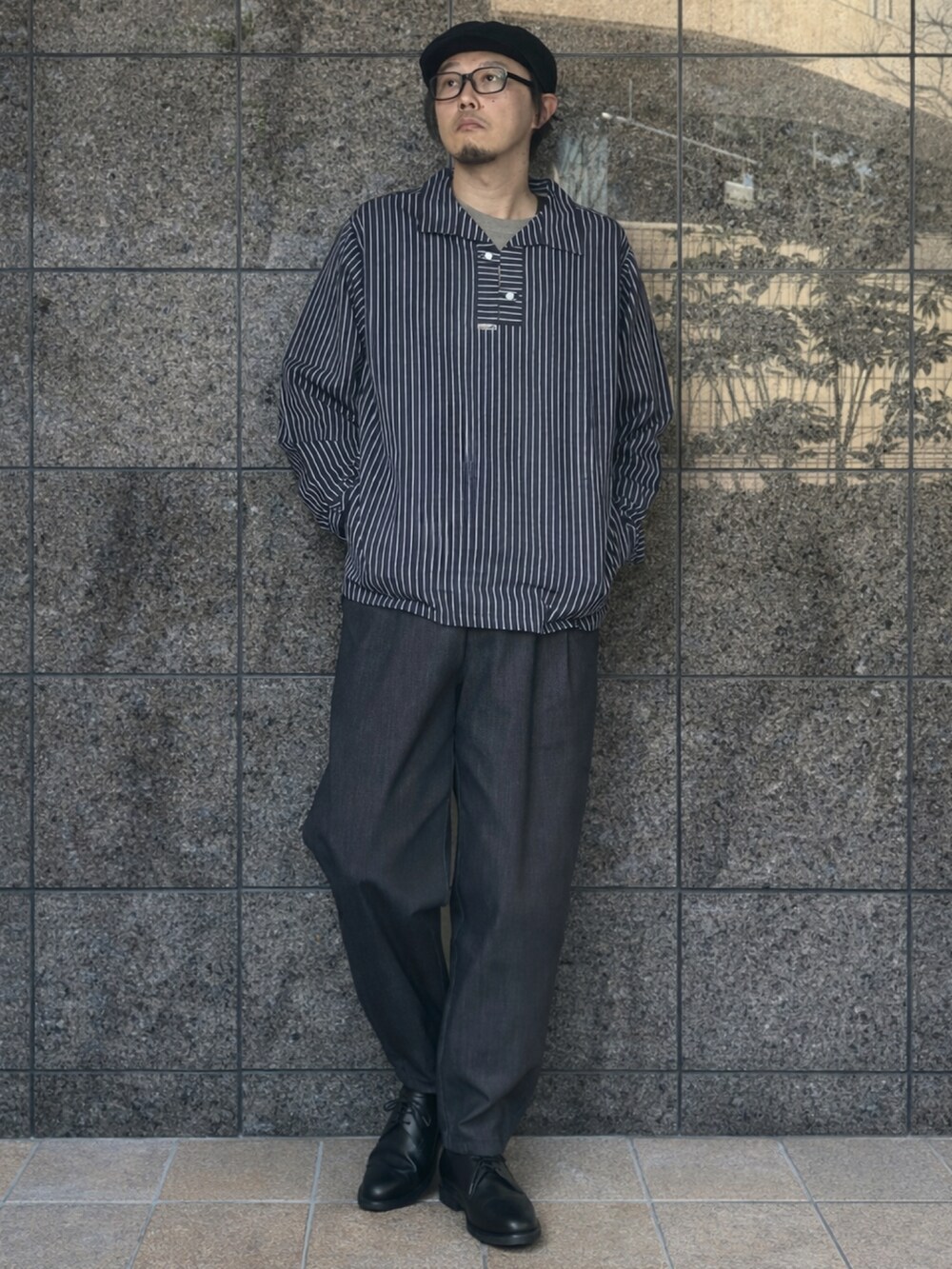 ブルー系のデニムパンツ、ブラック系のその他シューズ、ブルー系のその他トップスを着用したメンズの春コーディネートの2枚目の写真