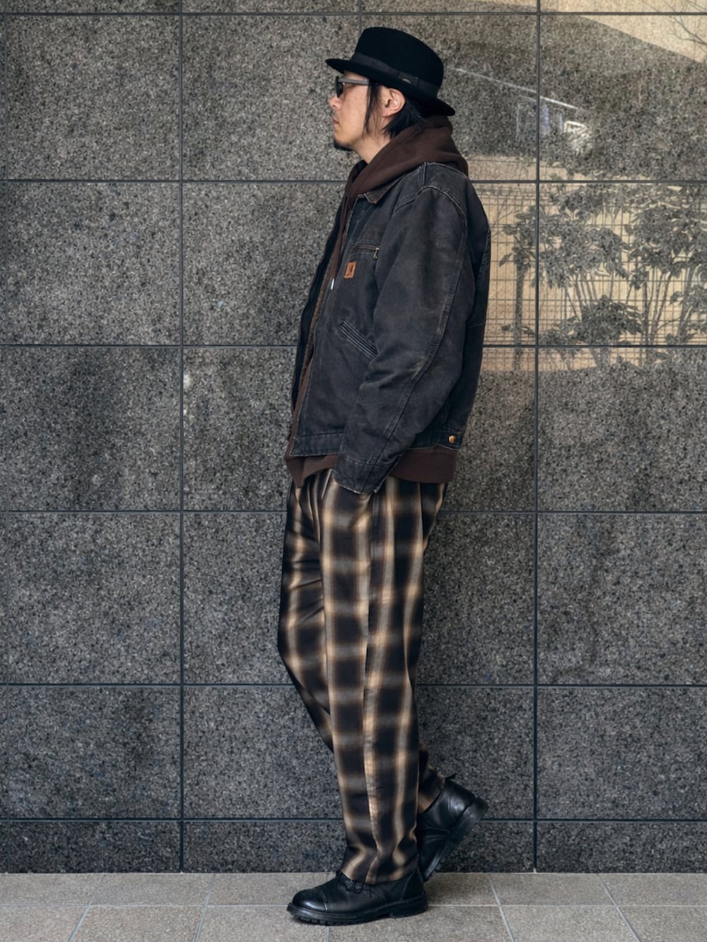 ブラック系のブルゾン、ブラック系のその他アウター、ブラック系のその他シューズを着用したメンズの春コーディネートの2枚目の写真