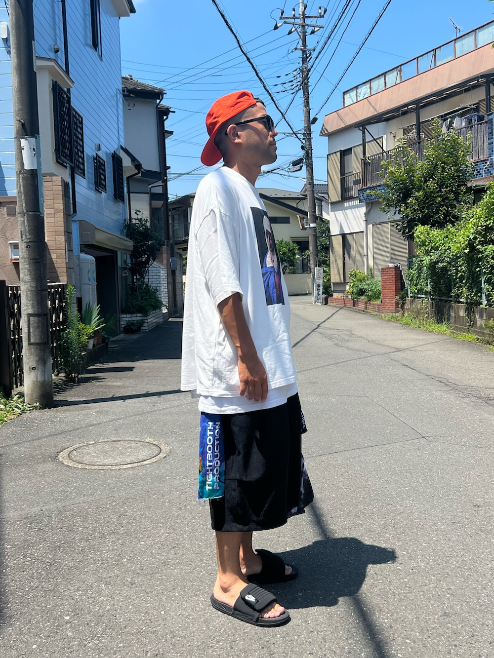 ブラック系のサンダル、ホワイト系のTシャツ/カットソー、ブラック系のその他パンツを着用したメンズの夏コーディネートの2枚目の写真