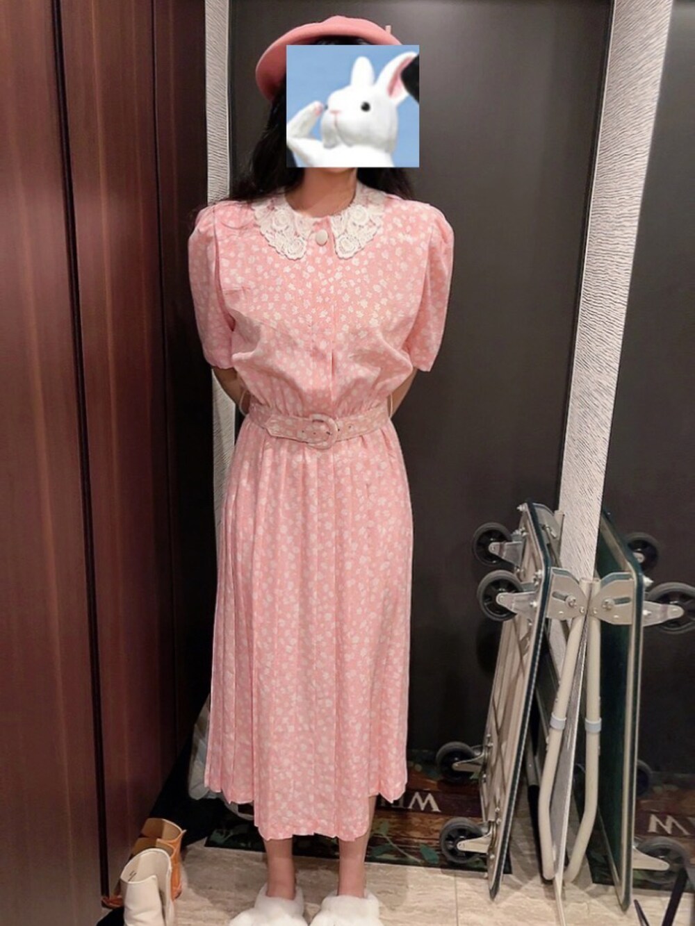 ピンク系のワンピース、ピンク系のハンチング/ベレー帽を着用したレディースの冬コーディネートの2枚目の写真