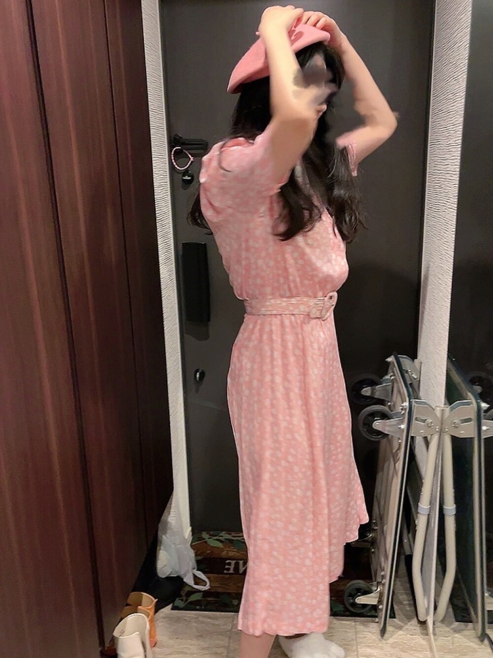 ピンク系のワンピース、ピンク系のハンチング/ベレー帽を着用したレディースの冬コーディネートの4枚目の写真