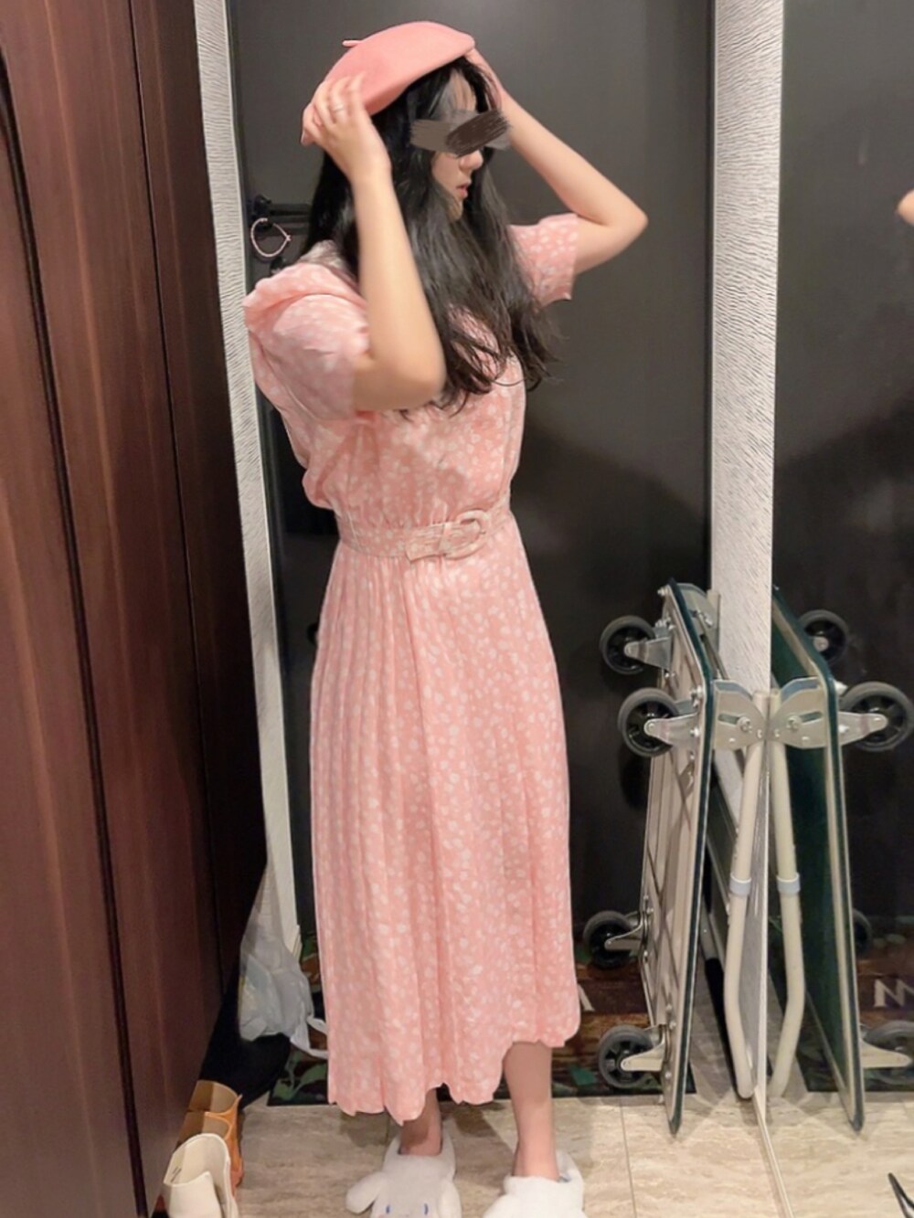 ピンク系のワンピース、ピンク系のハンチング/ベレー帽を着用したレディースの冬コーディネートの3枚目の写真