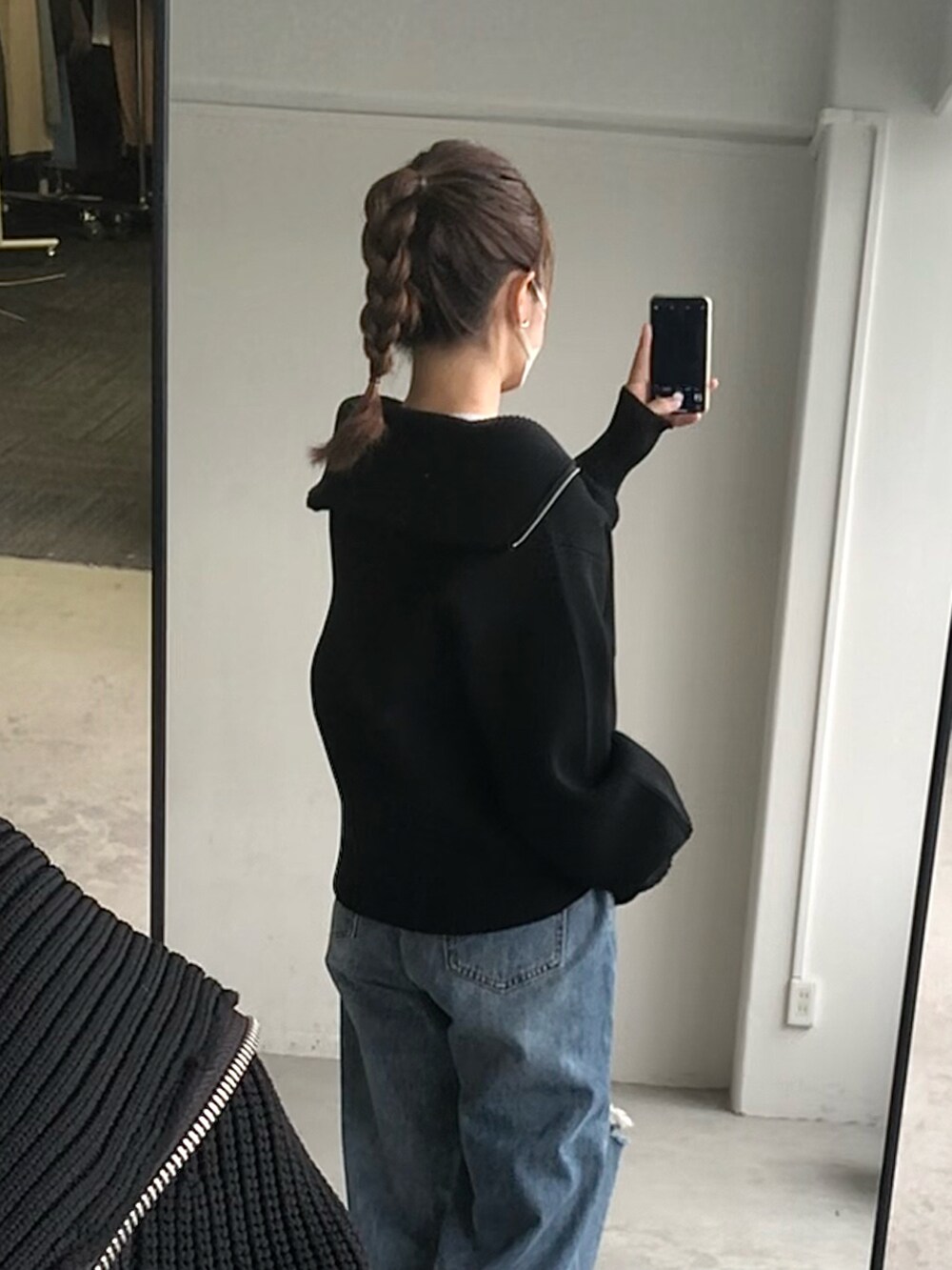 ブラック系のカーディガン/ボレロ、ブルー系のデニムパンツを着用したレディースの秋コーディネートの3枚目の写真