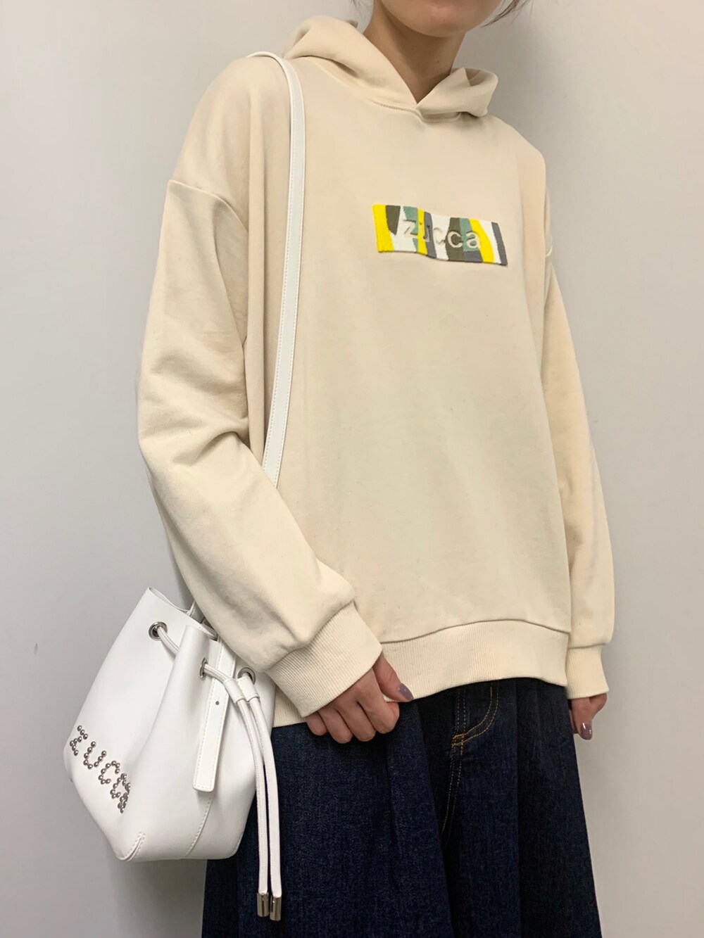 「ビッグシルエット、デニムパンツ、zucca、カジュアルコーデ、ボアブルゾン」｜「ZUCCaのブラシロゴウラケ/スウェット（スウェット、ホワイト系）」を使った、minamikawaさん（レディース・160cm）の冬コーディネートの2枚目の写真