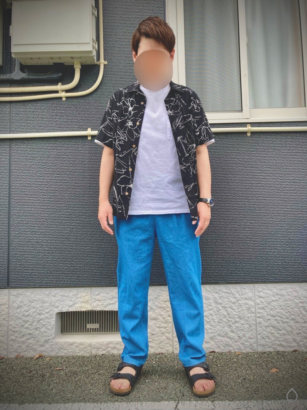 ホワイト系のTシャツ/カットソー、ブラック系のショルダーバッグ、ブラウン系のサンダルを着用したメンズの夏コーディネートの2枚目の写真