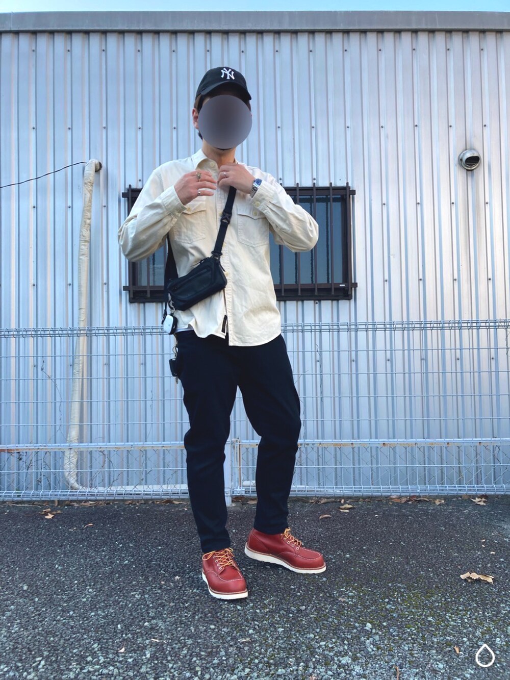 ブラック系のチノパンツ、レッド系のブーツ、ホワイト系のシャツ/ブラウスを着用したメンズの秋コーディネートの2枚目の写真