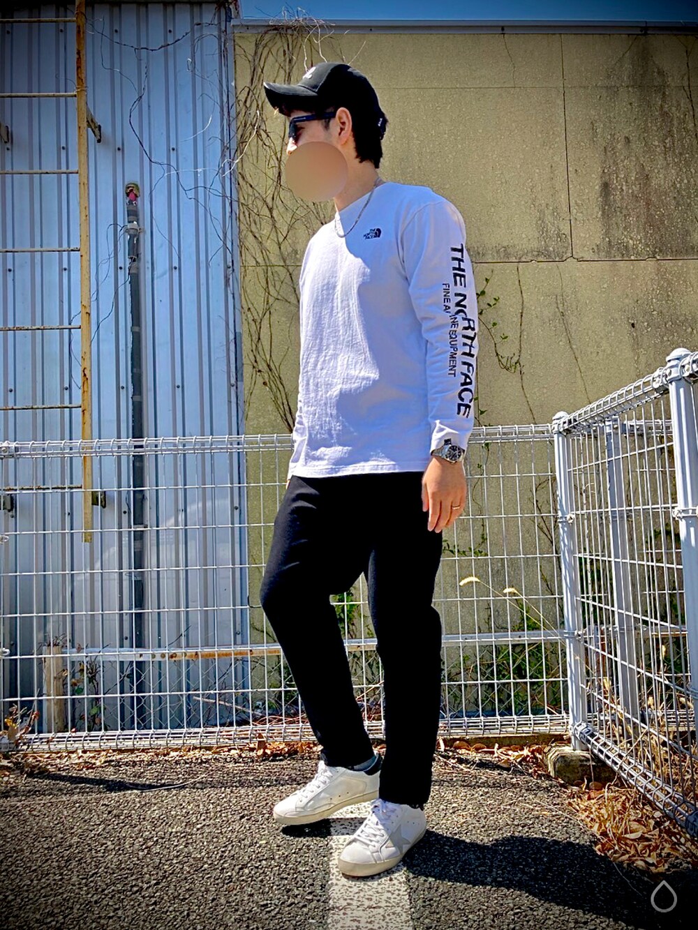 ブラック系のカーゴパンツ、ホワイト系のスニーカー、ホワイト系のTシャツ/カットソーを着用したメンズの春コーディネートの2枚目の写真